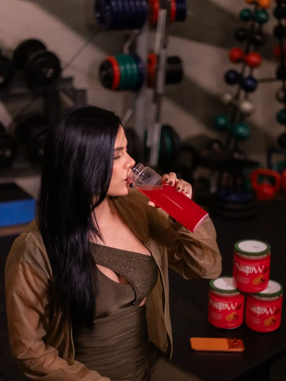 Mulher tomando o Presence Shot